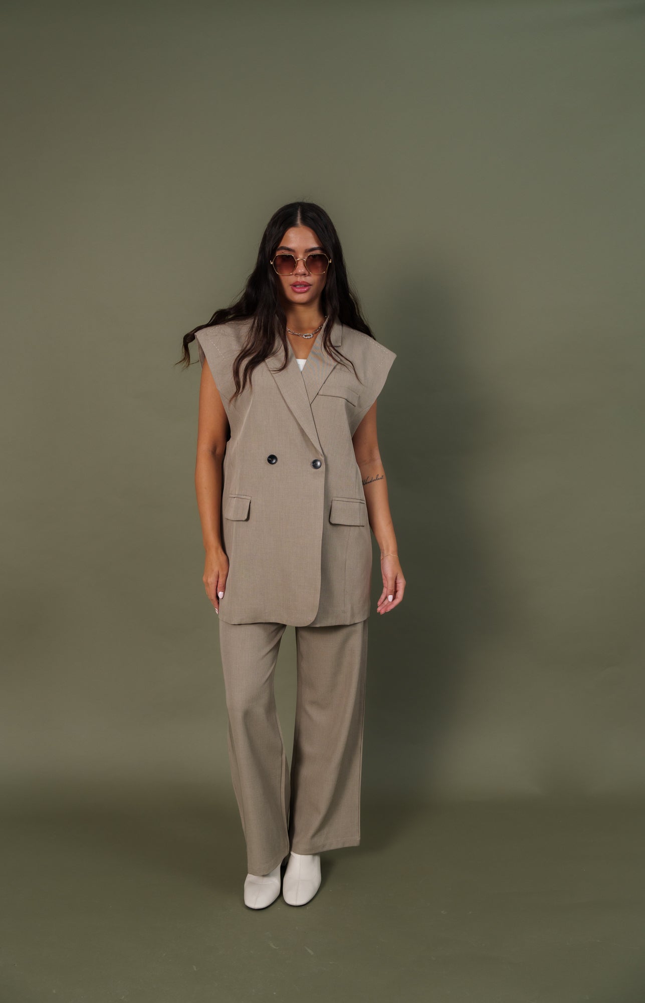 Vest biege with white stitch Set