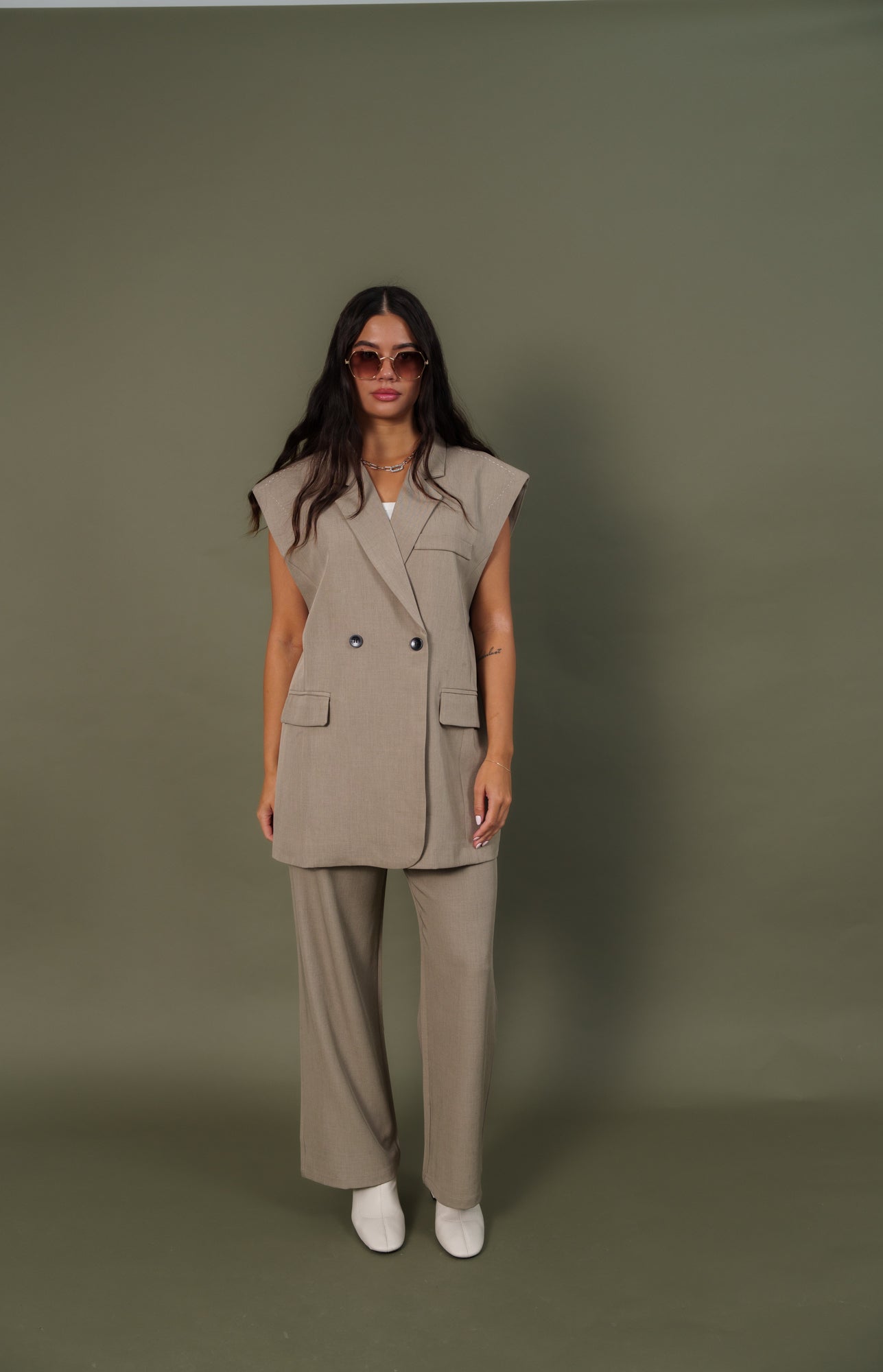 Vest biege with white stitch Set